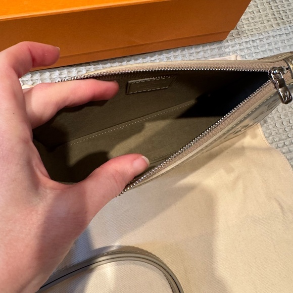 Louis Vuitton Lexington Pouch Debossed Monogram RARE with 2 Detachable Straps - Picture 3 of 14